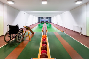 Behindertengerechte Kegelbahn am Gruppenhaus am See für Rollstuhl-Fahrer