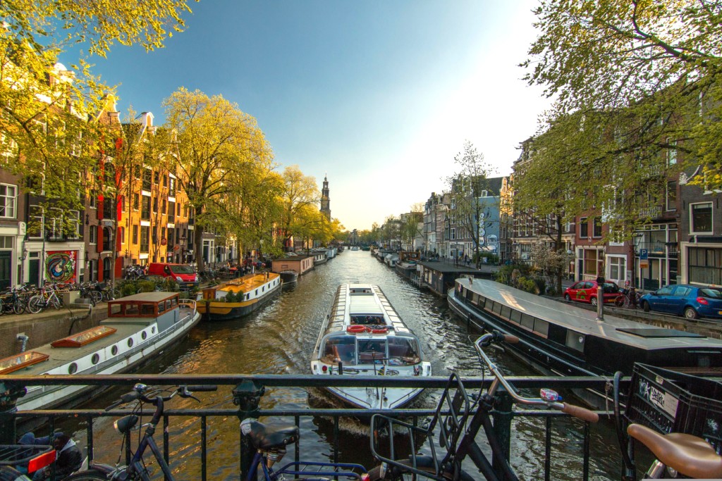 Barrierefreie Grachtenfahrt in Amsterdam für einen Tagesausflug während einer Gruppenreise für Menschen mit Behinderung